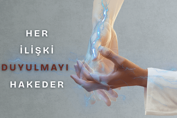 Bir danışanın elini şefkatle kavrayan; içinden mavi sinirsel ışık akımları ve enerji geçen şeffaf terapist eli ile sol tarafta "HER İLİŞKİ DUYULMAYI HAKEDER" yazısı.