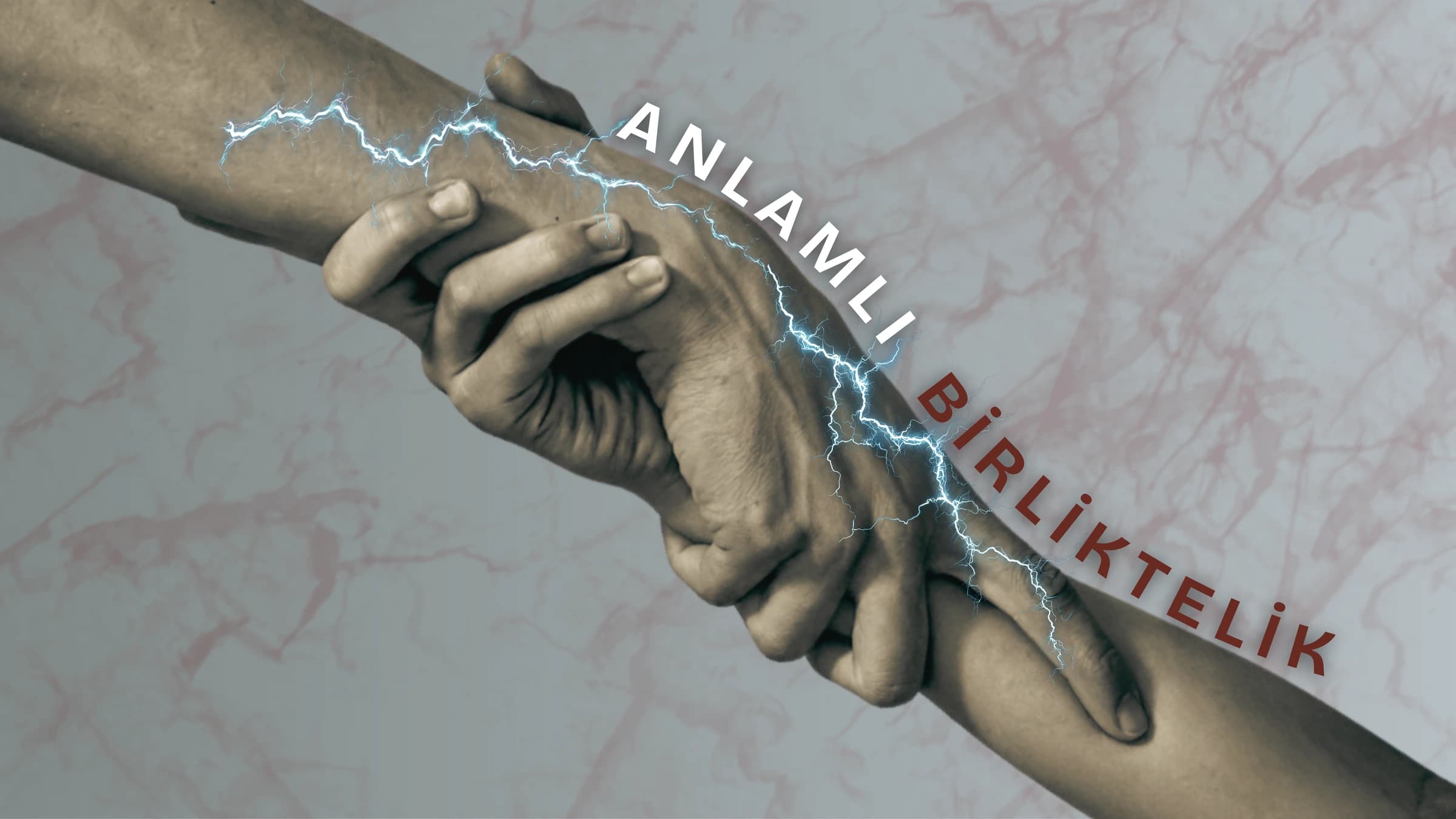 Birbirinin bileğini sıkıca kavramış iki insan eli, aralarında parlayan elektrik/şimşek hattı ve sağ tarafta çapraz yer alan "ANLAMLI BİRLİKTELİK" yazısı.