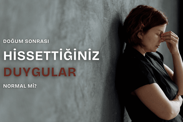 Koyu gri bir duvarın önünde, sırtını duvara yaslamış, gözlerini kapatıp eliyle yüzünü kapatarak yorgunluk ve üzüntü içinde duran kızıl saçlı bir kadının yer aldığı görselde sol tarafta büyük harflerle "DOĞUM SONRASI HİSSETTİĞİNİZ DUYGULAR NORMAL Mİ?" yazmaktadır.