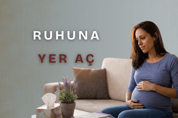 Koltukta oturup ellerini karnına koymuş düşünceli ve hüzünlü hamile bir kadın, önündeki sehpada peçete kutusu ile çiçek ve sol tarafta "RUHUNA YER AÇ" yazısı.