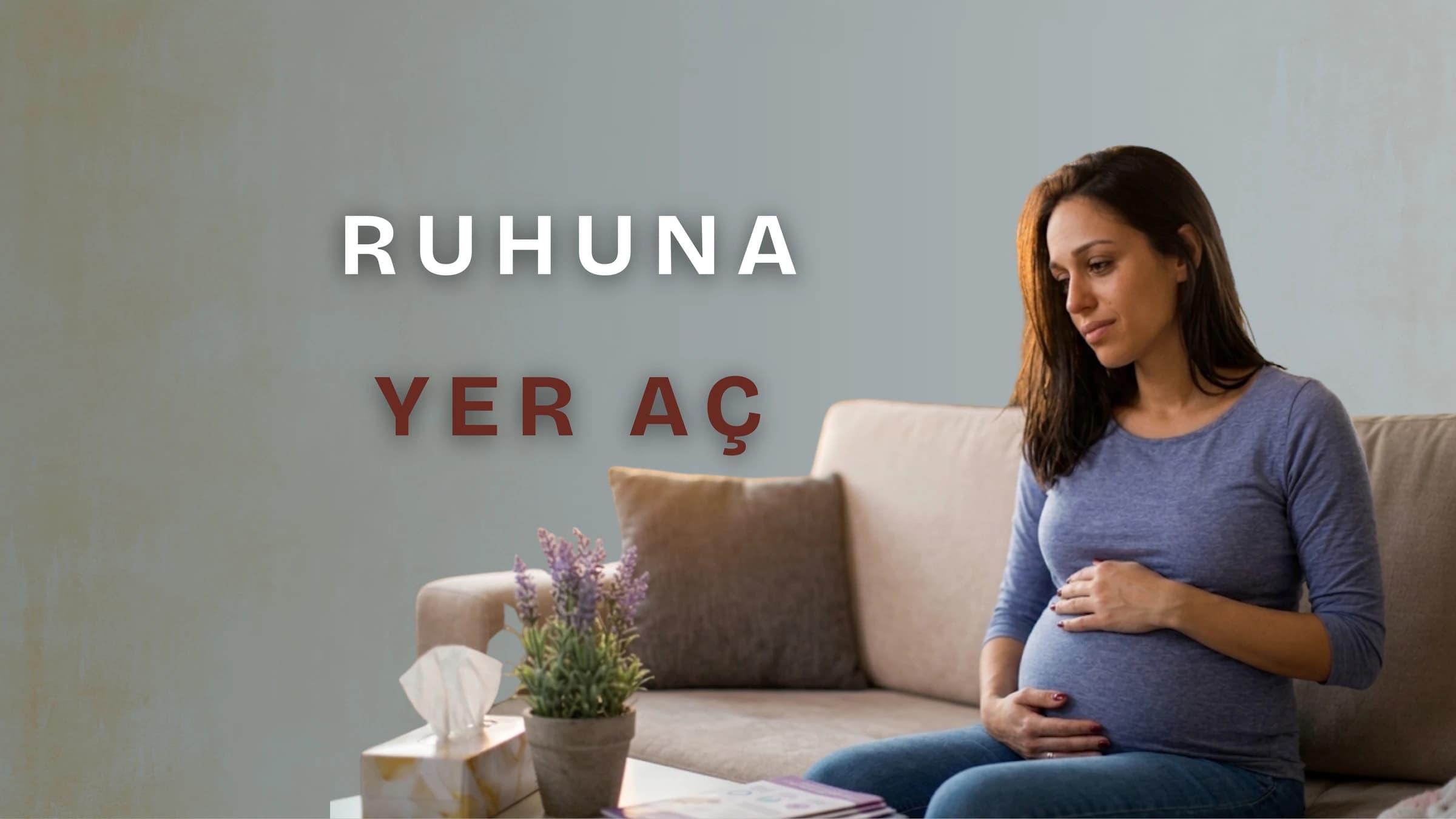 Koltukta oturup ellerini karnına koymuş düşünceli ve hüzünlü hamile bir kadın, önündeki sehpada peçete kutusu ile çiçek ve sol tarafta "RUHUNA YER AÇ" yazısı.