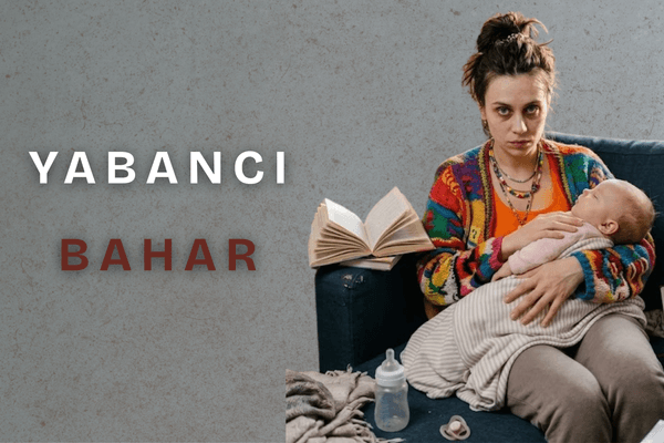 Koltukta kucağında uyuyan bebeğiyle oturan, yorgun ve uykusuz bakışlı genç bir anne, etrafındaki biberon, emzik ve kitaplar ile sol tarafta "YABANCI BAHAR" yazısı.