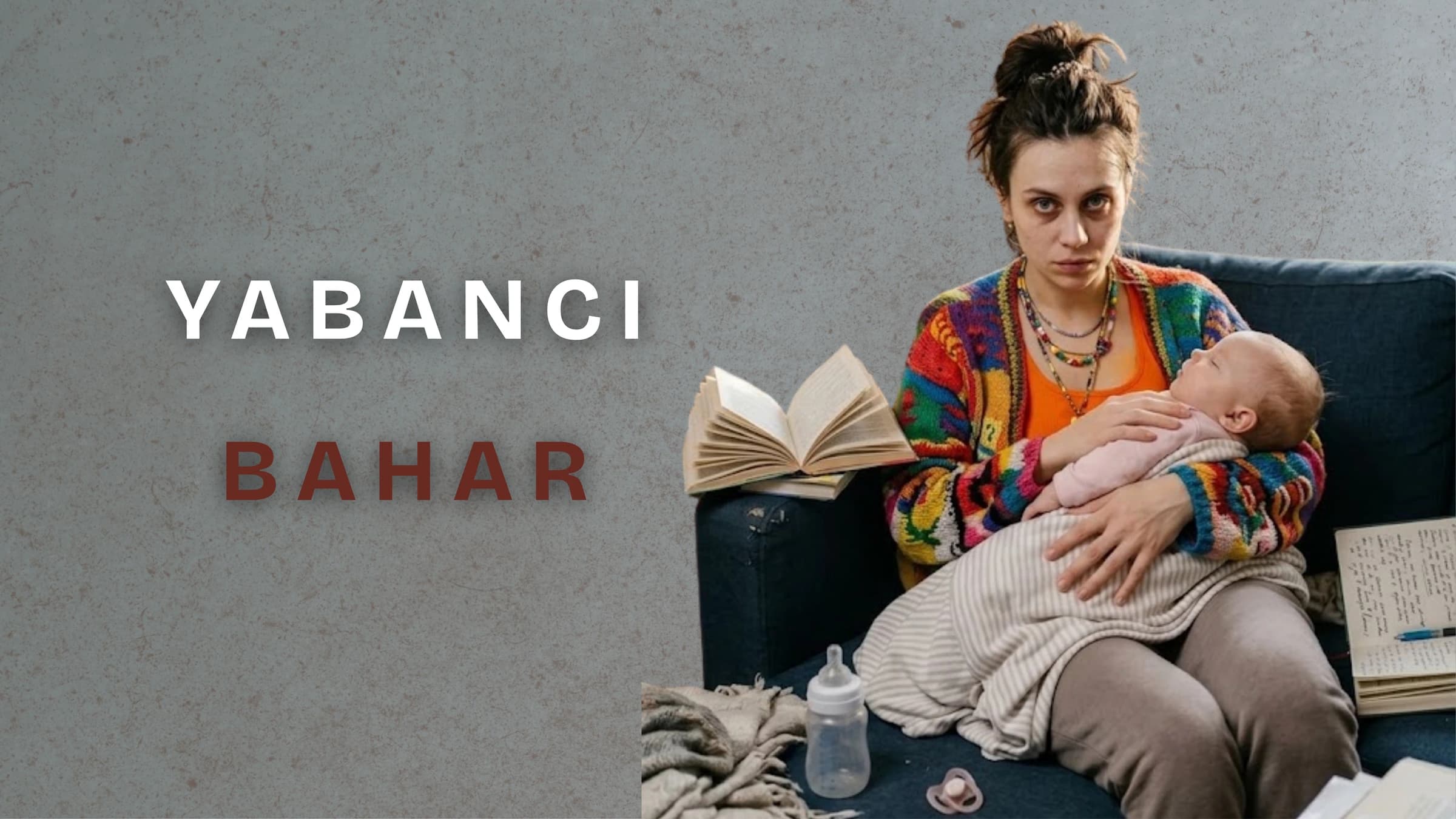 Koltukta kucağında uyuyan bebeğiyle oturan, yorgun ve uykusuz bakışlı genç bir anne, etrafındaki biberon, emzik ve kitaplar ile sol tarafta "YABANCI BAHAR" yazısı.