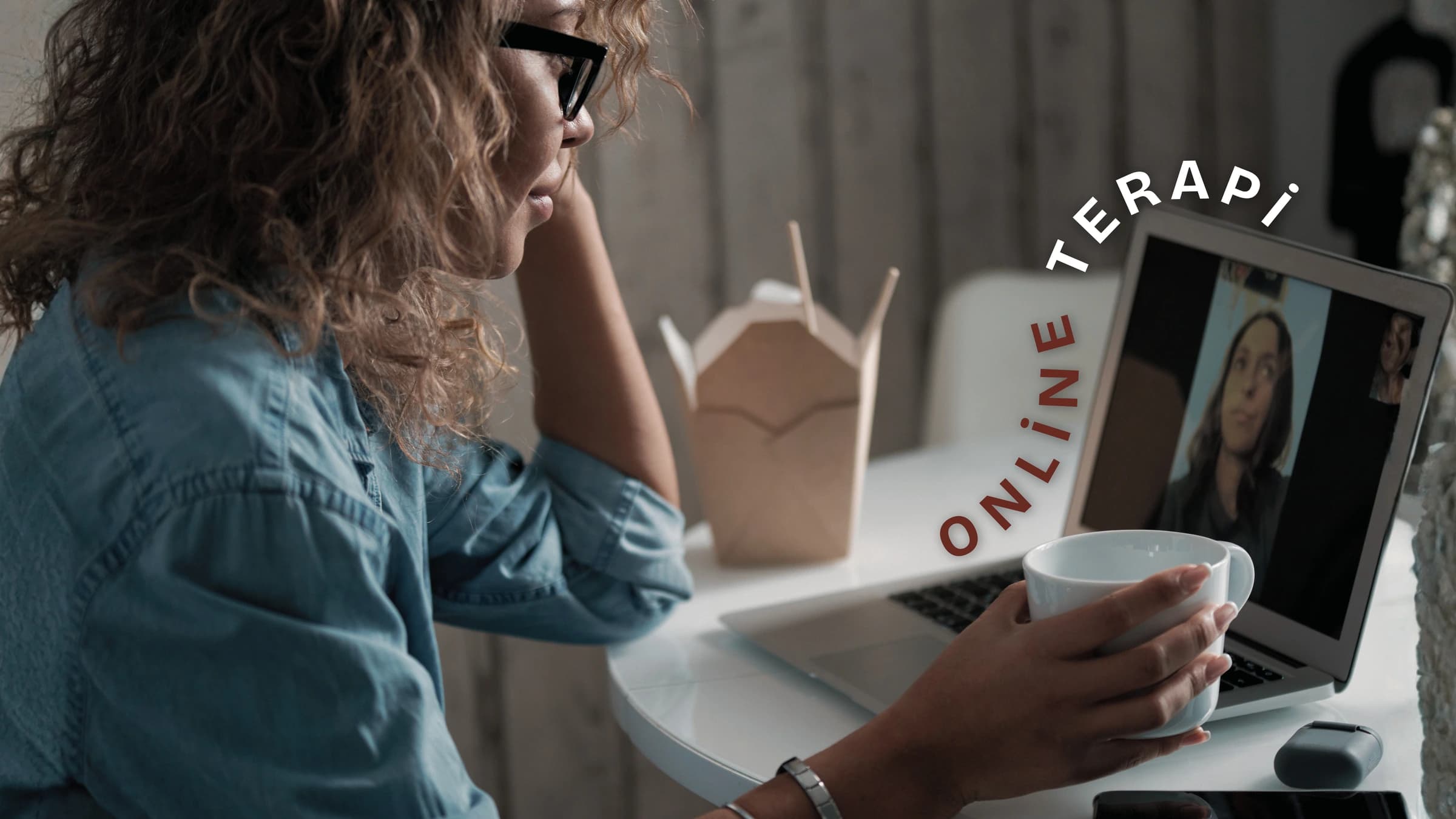 Masasında oturmuş, laptopunda online görüşme yaparken bir şeyler yiyip içen sarışın, gözlüklü bir kadının fotoğrafının üzerine "NEDİR? NE İŞE YARAR? ONLİNE TERAPİ" metni yerleştirilmiştir.